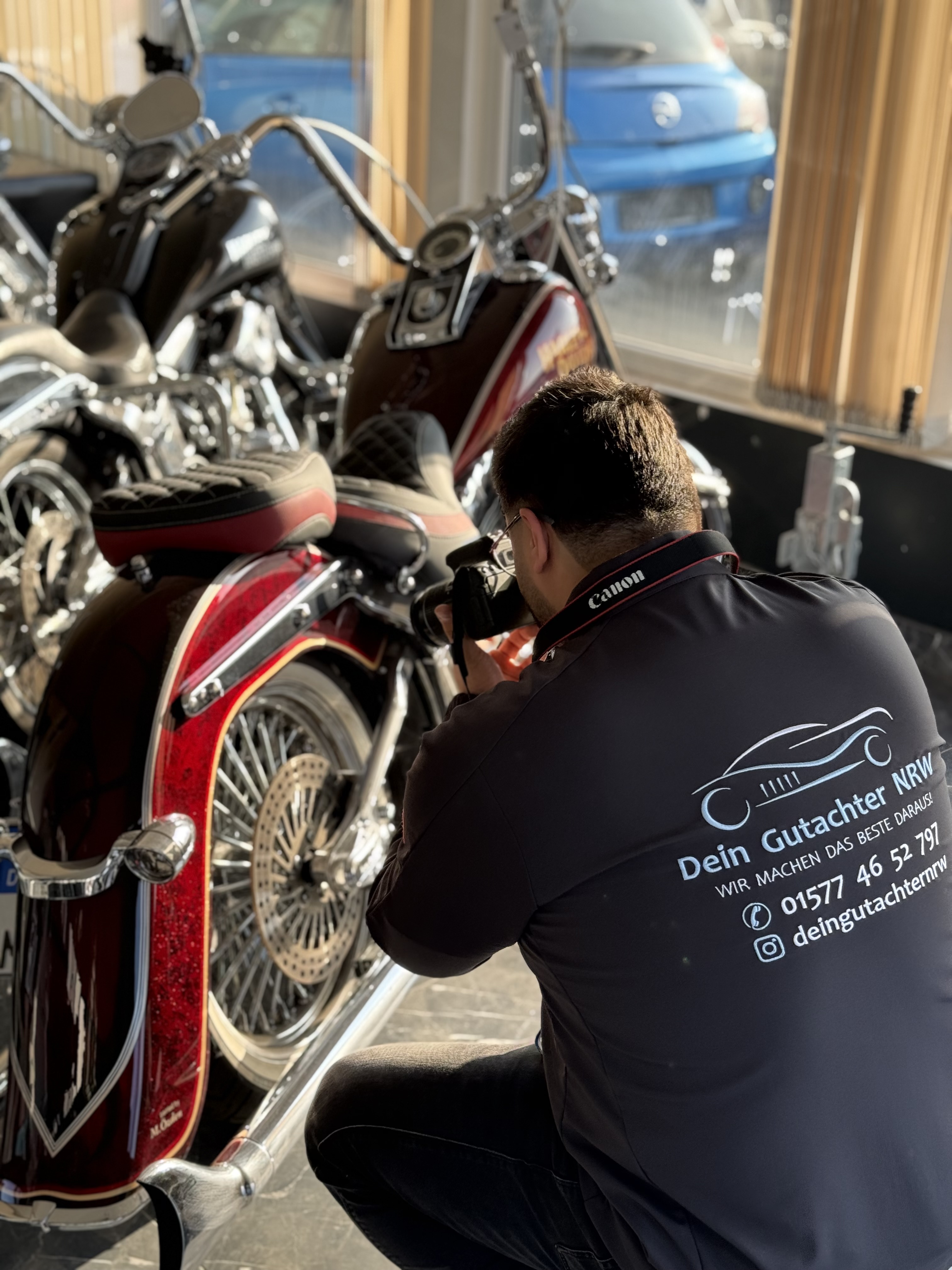Gutachter von Dein Gutachter NRW begutachten ein Fahrzeug
