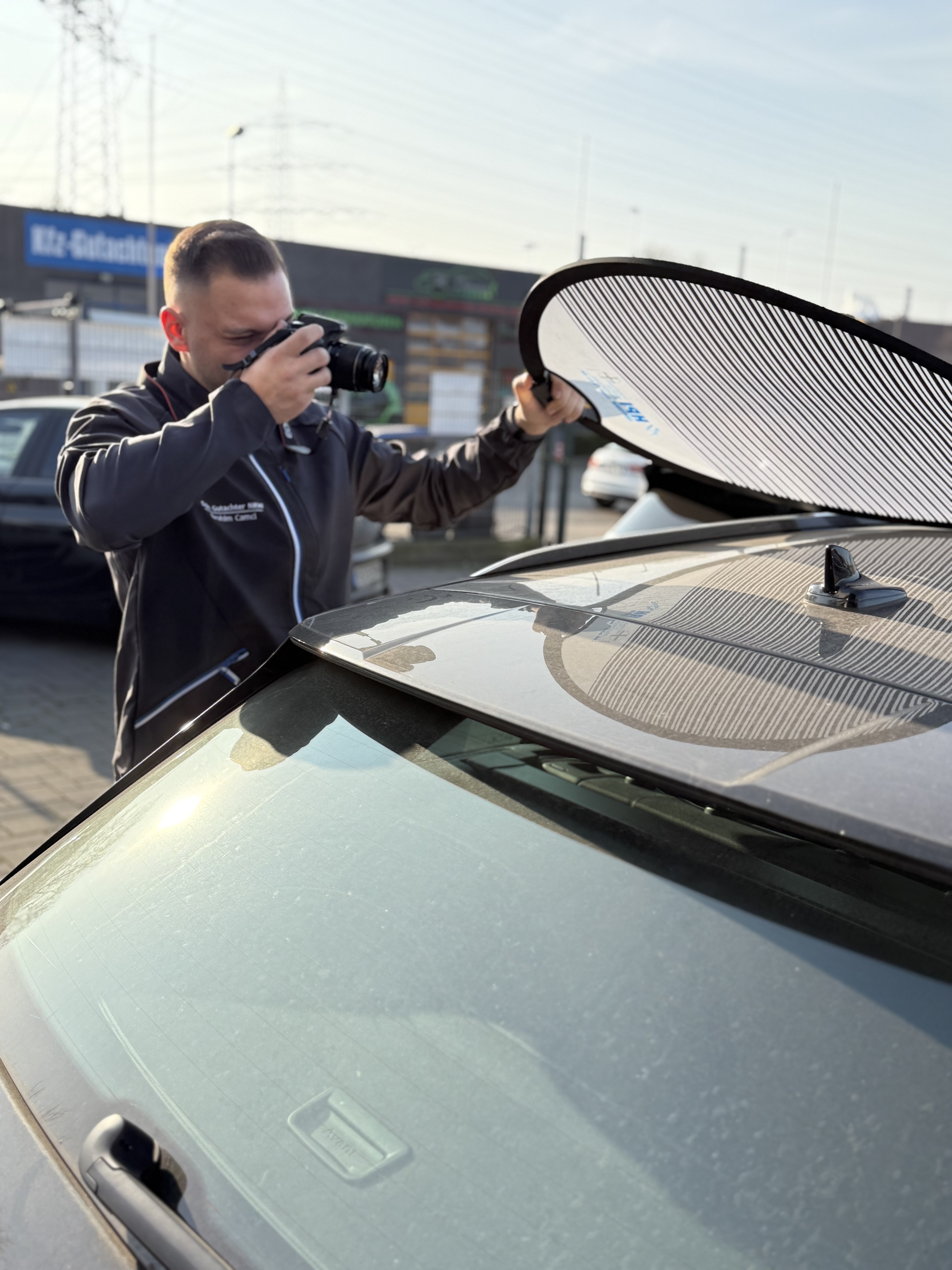 Gutachter von Dein Gutachter NRW begutachten ein Fahrzeug